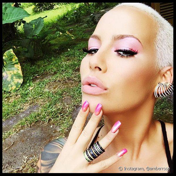 Em seu Instagram, Amber Rose compartilha várias fotos em que exibe suas unhas super decoradas